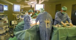 Operación de laparoscopia transmitida por televisión en el Hospital Comarcal de Medina del Campo./ FRAN JIMÉNEZ 