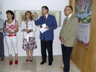 El director del Museo de las Ferias de Medina del Campo, Antonio Sánchez (2d), explica al presidente de la Diputación, Ramiro Ruiz Medrano, y a las concejalas de Turismo y Educación y Cultura, Virginia Serrano (i) y Silvia Pérez, respectivamente, la colección de grabados "Civitatis Orbis Terrarum", que fue presentada hoy.