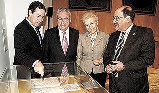 Sánchez del Barrio (i), el matrimonio Berrocal y el alcalde de Medina observan la letra de cambio. Iván Lozano 