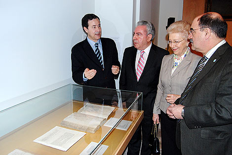 El director del museo, los donantes y el alcalde ante la pieza. | Foto: M. de la F. El Museo de las Ferias recibe gracias a una donacin el ejemplar del XVI 