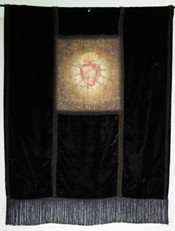 Estandartes de la Archicofradía de Ntra. Señora de las Angustias. Taller castellano.Finales siglo XVIII – siglo XIX. Tejido de raso de seda (el blanco) / Tejido de terciopelo (el negro). 123 x 88 cm. (lienzo central: 47x38 cm.) / 155 x 120 cm. (lienzos centrales: 50 x 45 cm.). Colegiata de San Antolín. Medina del Campo