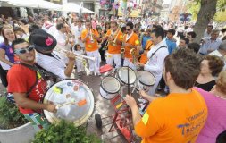 Una charanga en la Plaza Mayor de Medina.