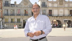 Crescencio Martín en la Plaza Mayor de Medina del Campo. / F. JIMÉNEZ 