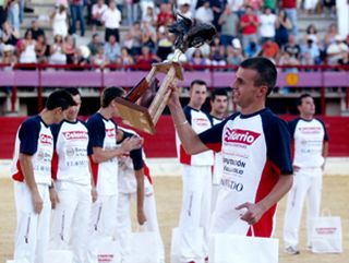 El vencedor, José Antonio Pérez ‘Josele’, levanta el trofeo que le acredita como tal. Jesús Luque