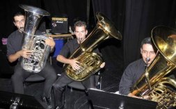 José Antonio Herranz, Rubén Castro y Lucas Álvarez con las tubas.