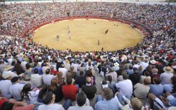 La plaza de toros estuvo a rebosar en el primer evento taurino de la localidad. / L. C.