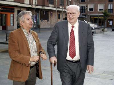 El director de cine y actual miembro de las reales academias de la Lengua y de San Fernando, José Luis Borau (d), junto al director de la Semana de Cine de Medina del Campo, Emiliano Allende, a su llegada al Auditorio para recoger el Roel de Honor, máximo galardón del festival.