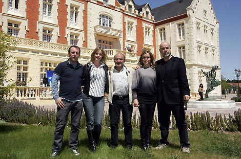 Presentación del rodaje de 'La daga de Rasputín'. De izquierda a derecha, Antonio Molero, Carolina Bang, el escritor, director y protagonista de la película, Jesús Bonilla, Carmen Arche y Antonio Resines. | Ical