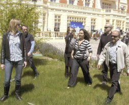 Resines, Bonilla y el resto del equipo, durante el dodaje en el palacio de Las Salinas en abril. / FRAN JIMÉNEZ