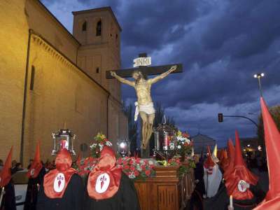 El Cristo de la Agonía ha sido el protagonista en la tarde del Jueves Santo en la procesión de La Caridad de la Semana Santa de Medina del Campo (Valladolid), declarada como Fiesta de Interés Turistico Nacional.