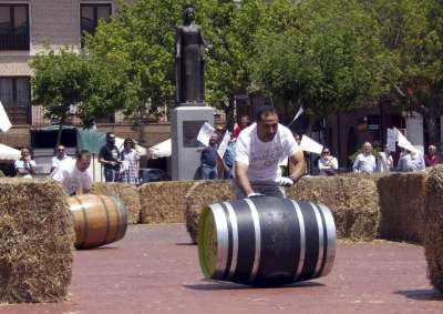 El ganador de la I Carrera Nacional de Barricas, José Julio López (c), en un momento de la competición durante las actividades paralelas a la feria Medivinia en Medina del Campo (Valladolid).