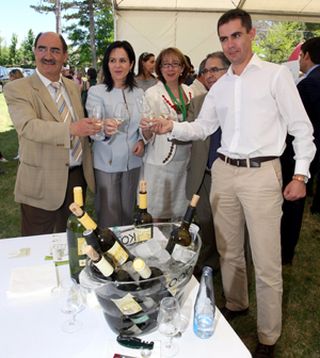 La Consejera de Agricultura (2i) clausuró ayer la Feria Medivinia.Rubén Cacho (Ical)