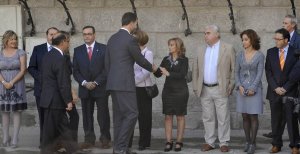 Sus Altezas saludan a los concejales de la Corporación municipal. A la derecha, en el momento de acceder al Castillo de La Mota. ::