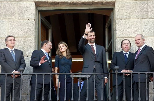 Fernández Santiago, Martín, Doña Letizia, Don Felipe, Herrera y Chaves saludan desde el balcón del Ayuntamiento de Medina del Campo. F. HERAS