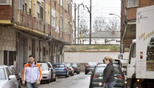 Calle Adajuela, desde donde partiría la pasarela peatonal. :: FRAN JIMÉNEZ