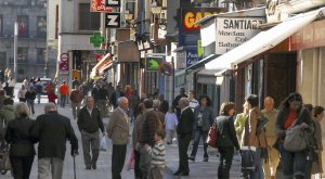 Transeúntes en la concurrida calle Padilla. :: FRAN JIMÉNEZ