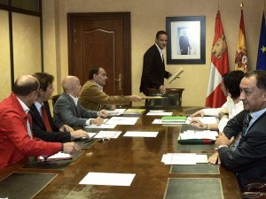 Cecilio Vadillo llega a la reunión de la comisión del medio rural celebrada ayer. :: ANTONIO QUINTERO