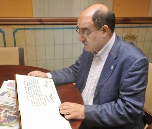 El alcalde lee la dedicatoria escrita por Don Felipe en el Libro de Honor. :: FRAN JIMÉNEZ