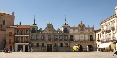 Fachada del Ayuntamiento de Medina del Campo. Izquierda, Iglesia Colegiata de San Antolín y derecha, Palacio Real Testamentario