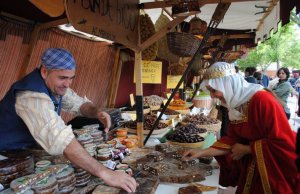 Puesto de dulces en el mercado medieval. :: F.J.