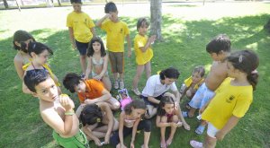 Grupo de niños durante un taller de tatuajes del Campamento de verano. ::  FRAN JIMÉNEZ