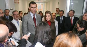 Los Príncipes, durante su visita a Valladolid en enero de 2009 para inaugurar el nuevo hospital Río Hortega. :: RAMÓN GÓMEZ