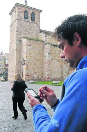 Un turista se descarga una ruta por GPS. :: M. A. MONTESINOS