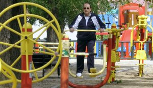 Un vecino de Medina del Campo practica ejercicio en el parque biosaludable. :: FRAN JIMÉNEZ 