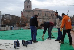 nstalación de la pista de hielo, que se abrirá mañana, miércoles. :: P. G.