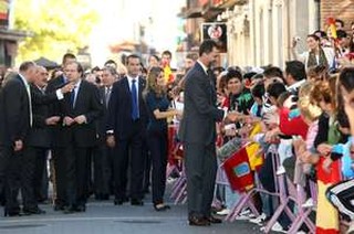 Los Príncipes de Asturias, en presencia de Herrera, saludan a los cientos de ciudadanos que se acercaron a verlos. M.C. (Ical)