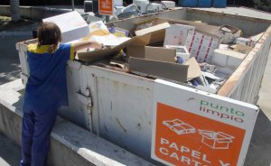Una trabajadora del Punto Limpio de Medina del Campo coloca cartón en el contenedor destinado a papel y cartón. :: FRAN JIMÉNEZ