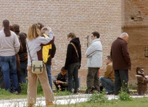 Turistas frente a las murallas del Castillo de la Mota. :: FRAN JIMÉNEZ