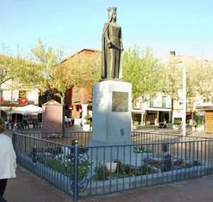 Valla de la estatua de Isabel la Católica en la Plaza Mayor. ::  F. JIMÉNEZ