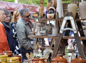 Visitantes a la feria observan las piezas. :: FRAN JIMÉNEZ