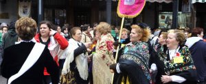 Mujeres vestidas con trajes tradicionales bailan por las calles de Medina del Campo. :: FRAN JIMÉNEZ