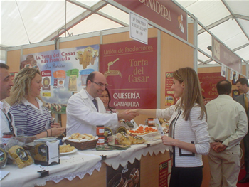 XXV edición de la Feria Nacional del Queso que se celebra en Trujillo (Cáceres) y que visitaron los Príncipes de Asturias. Instantánea de Carlos Alcántara dando la bienvenida por su visita a la Princesa Leticia