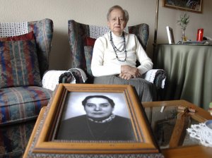 Carmen Cabezas, detrás de un retrato de su hermana, sanada milagrosamente. :: M. BARROSO