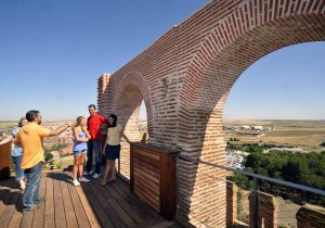 Una guía atiende a los primeros turistas a la Torre del Homenaje del Castillo de La Mota. :: FRAN JIMÉNEZ