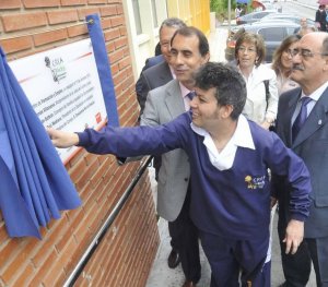 Uno de los alumnos del centro de Asprona lee la placa. :: F. JIMÉNEZ