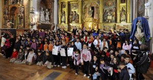 Alumnos de los tres colegios invitados posan en la iglesia de Santiago, una de las sedes. :: FRAN JIMÉNEZ