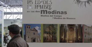 Un hombre observa el cartel que anuncia la exposición de Las Edades del Hombre en Medina del Campo y Medina de Rioseco. :: G. VILLAMIL