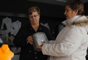 Dos mujeres observan uno de los artículos que se venden en el rastro. :: P. G.