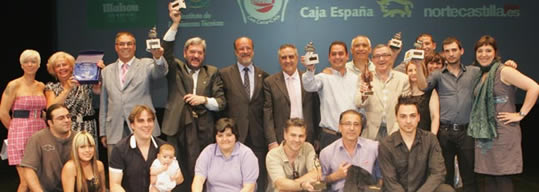 Foto de familia de todos los ganadores y el alcalde de Valladolid, Javier León de la Riva. / HENAR SASTRE 