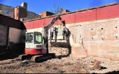 Los operarios trabajan en las obras de ampliación del Museo de las Ferias. :: FRAN JIMÉNEZ