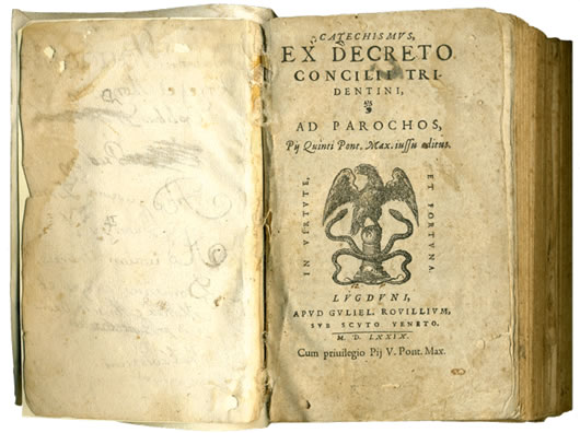 Catechismus ex Decreto Concilii Tridentini, ad Parochos. Mandado imprimir por Pío V. Guillaume Rouillé (Guillermo Rovillio), librero. Lyon, 1579. Libro impreso sobre papel (17 x 10'5 cm.). Fundación Museo de las Ferias