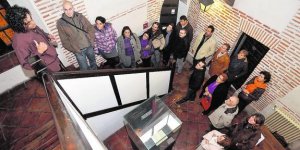 Varias de las personas participantes en la visita teatralizada en el Palacio Testamentario. :: FRAN JIMÉNEZ