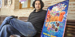 Francisco Javier Peña posa con su cartel, el ganador del certamen. ::  FRAN JIMÉNEZ