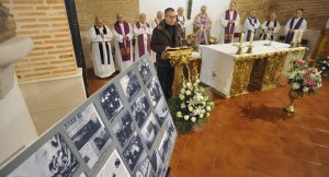 José Antonio Herranz, antes de la misa en un altar que contó con una muestra de fotografías y recortes de periódico. :: FRAN JIMÉNEZ