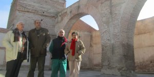 Santiago, Heliodoro, Juan y Milagros posan en el interior de la iglesia, hoy en desuso. :: L. SANCHO