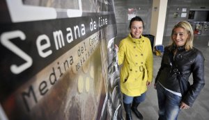 Gemma Cubero, directora de 'Ella es el matador', junto a la torero Mari Paz Vega. :: FRAN JIMÉNEZ